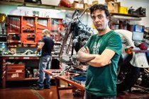 Retrato de mecánico masculino en taller de motocicletas - foto de stock