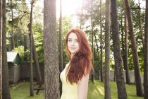 Portrait de jeune femme dans le parc — Photo de stock