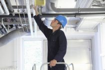 Ingenieur überprüft industrielle Rohrleitungen in Fabrik — Stockfoto