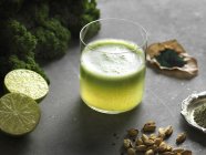 Green raw juice with lime — Stock Photo