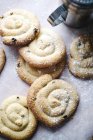 Vista superior de biscoitos caseiros com açúcar de confeiteiro — Fotografia de Stock