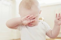 Gros plan de bébé garçon fatigué avec les yeux frottés à la main — Photo de stock