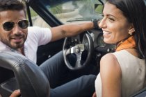 Casal adulto médio no carro conversível, visão traseira — Fotografia de Stock