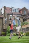 Drei-Generationen-Familie spielt mit Fußball im Garten — Stockfoto
