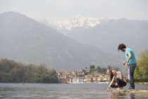 Parejas jóvenes junto al lago, Lago Mergozzo, Verbania, Piemonte, Italia - foto de stock