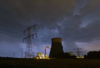Vista de la tormenta eléctrica golpea la central eléctrica de carbón por la noche - foto de stock