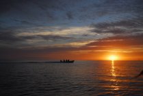 Barco silhueta ao pôr do sol, Baía de Magdalena, México — Fotografia de Stock