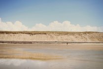 Далеких подання серфера на пляжі, місті Lacanau, Франція — стокове фото
