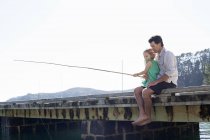 Maduro homem e filha de pesca no cais do mar, Nova Zelândia — Fotografia de Stock