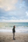 Uomo di mezza età sulla spiaggia tempestosa, Sorso, Sassari, Sardegna, Italia — Foto stock