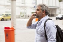 Мужчина разговаривает по мобильному телефону на улице, Рио-де-Жанейро, Бразилия — стоковое фото