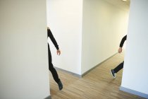 Persone che attraversano il corridoio — Foto stock