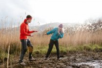 Jeunes couples faisant de la randonnée, s'amusant, Derwent Water, Keswick, Lake District, Cumbria, Royaume-Uni — Photo de stock