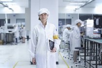 Portrait de travailleuse chénienne dans une usine de haute technologie — Photo de stock