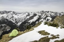 Tenda empoleirada no topo da montanha Klammspitze, Oberammergau, Baviera, Alemanha — Fotografia de Stock