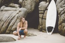 Австралийский серфер с доской для серфинга, Бакочо, Пуэрто-Эскондидо, Мексика — стоковое фото