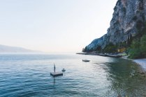 Vista panorámica del lago de Garda, Italia - foto de stock