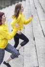 Junge Frauen laufen Stufen hinauf — Stockfoto