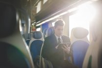 Портрет молодого бизнесмена, использующего цифровой планшет в поезде
. — стоковое фото