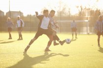 Fußballer kämpfen auf dem Feld um Ball — Stockfoto