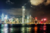 Observando la vista del horizonte por la noche, Hong Kong, China - foto de stock
