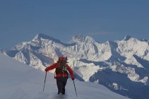 Rückansicht des Bergsteigers, der sich durch tiefen Schnee nach oben bewegt — Stockfoto