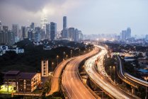 Autostrada con sentieri leggeri e skyline al tramonto, Kuala Lumpur, Malesia — Foto stock