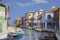 Pastellfarbene Häuser und Boote auf Kanal, Burano, Venedig, Venetien, Italien — Stockfoto