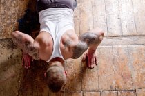 Young man doing press ups, overhead view — Stock Photo