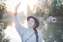 Молодая женщина играет с пузырьками — стоковое фото