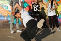 Junge Frauen im Breakdance frieren ein — Stockfoto