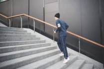 Giovane corridore maschile che sale le scale della città — Foto stock
