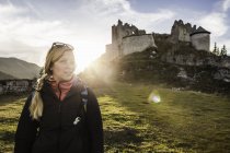 Young female hiker in front of Ehrenberg castle ruins, Reutte, Tyrol, Austria — Stock Photo