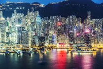 Ciudad de Hong Kong horizonte iluminado por la noche - foto de stock