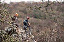 Dos hombres escaladores de rocas con cuerdas - foto de stock