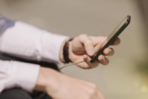 Крупним планом знімок чоловічої руки за допомогою смартфона — стокове фото