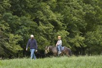 Père avec fille à cheval poney, Valle de Aran, Espagne — Photo de stock