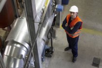 Portrait en grand angle d'un technicien masculin dans une centrale électrique — Photo de stock