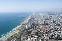 Vista aerea della costa e degli edifici urbani — Foto stock