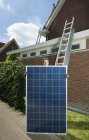 Портрет чоловічого з сонячною панеллю для даху будинку, Нідерланди — стокове фото