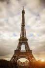 Низкий угол зрения Эйфелевой башни, Париж, Франция — стоковое фото