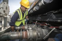 Arbeiter pumpt Kraftstoff in Treibstofflager — Stockfoto