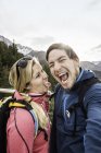 Jovem casal caminhadas posando para selfie em montanhas, Reutte, Tirol, Áustria — Fotografia de Stock