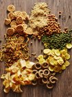 Natura morta con varietà di snack al curry indiano — Foto stock