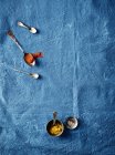 Vista superior de Especias en cucharas sobre mantel azul - foto de stock