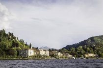 Мальовничий вид на озеро Комо в денний час, Італія — стокове фото