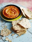 Hummus di paprica con pane croccante piatto — Foto stock