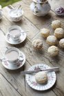 Table avec scones frais et thé de l'après-midi — Photo de stock
