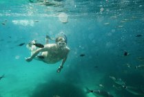 Unterwasser-Ansicht des reifen Mannes Schnorcheln, Menorca, Balearen, Spanien — Stockfoto