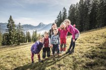 Porträt von zwei Frauen und vier Kindern im Feld, Achenkirch, Österreich — Stockfoto